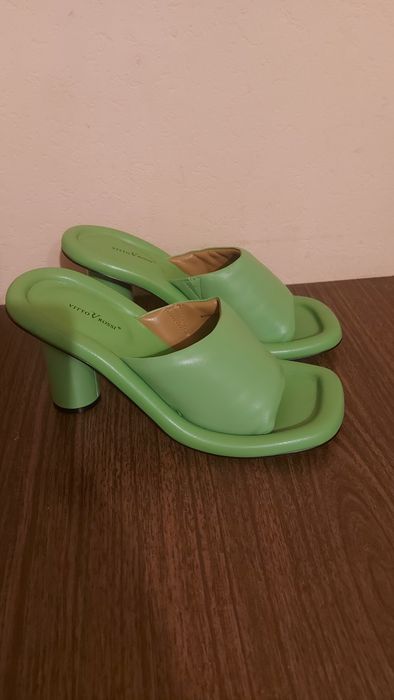 Шльопанці, мюлі жіночі.