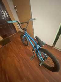 BMX z pegami na tyle