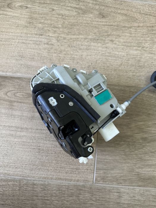 Замок двери передней левой vag 8x1837015c