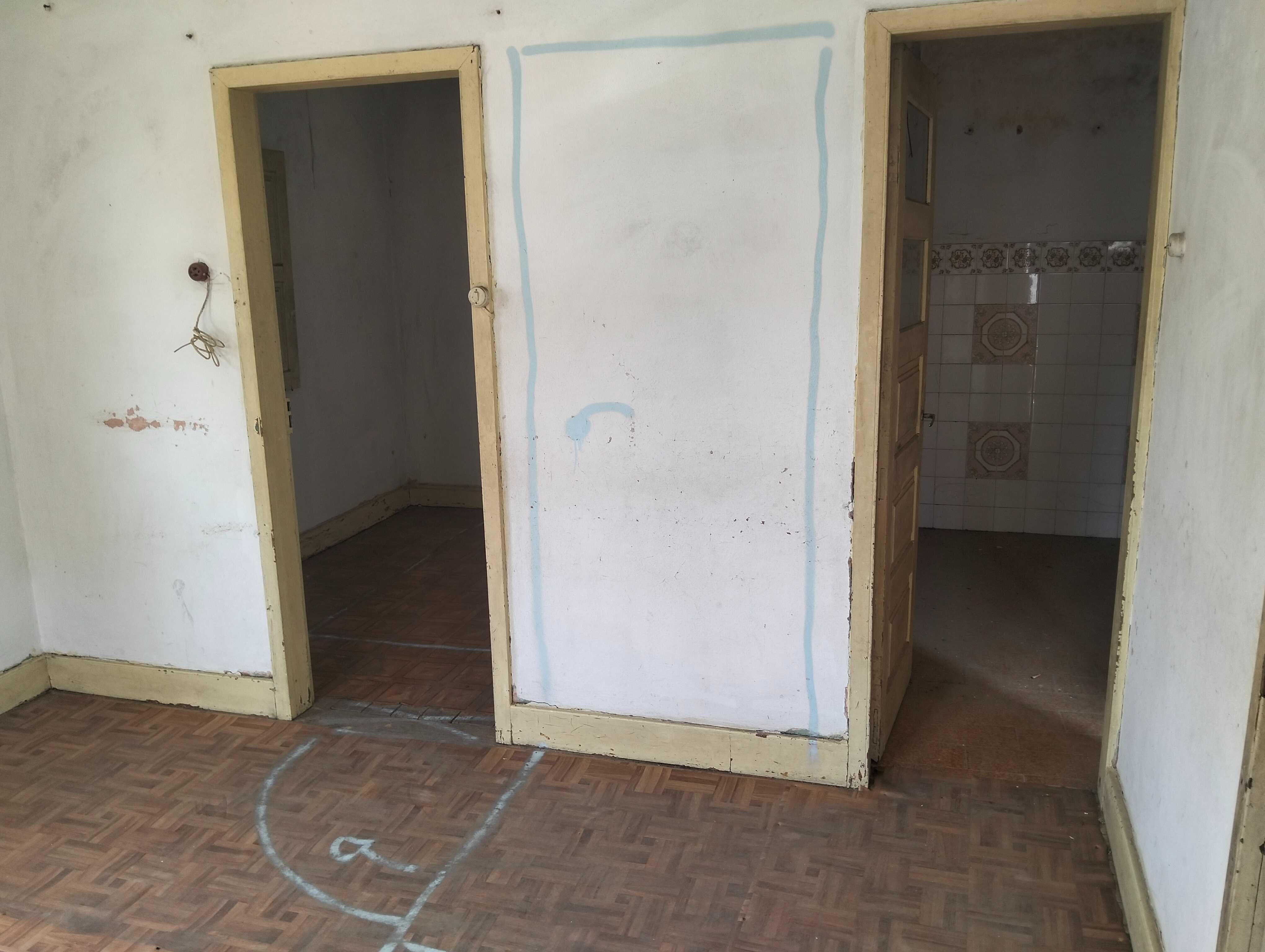 Duas casas para restauro – venda em conjunto ou separadas