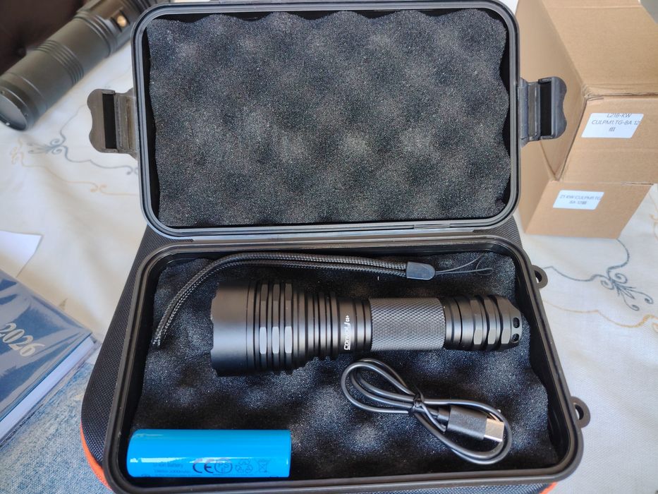 Lanterna Convoy C8 plus impecável