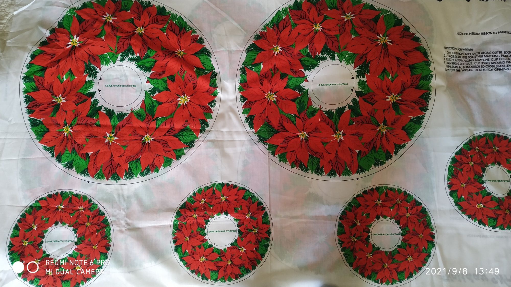 Ткань  Holiday wreaths, для пошиву новогодних подушек