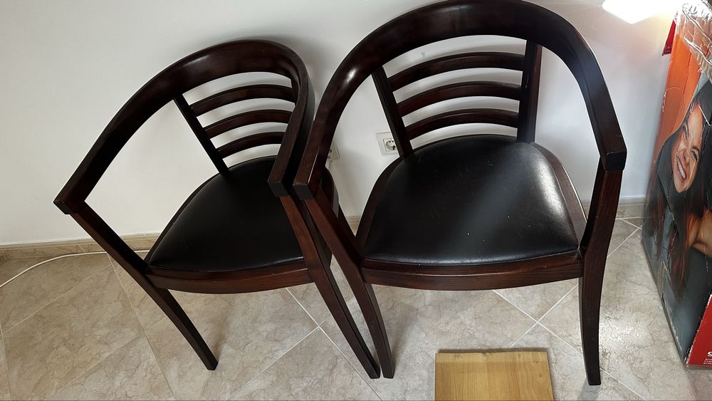 2 Cadeiras classicas em madeira