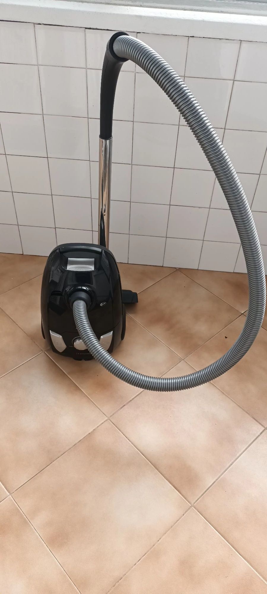 Aspirador AEG VX4-1-EB Efficiency- impecável e forte sucção