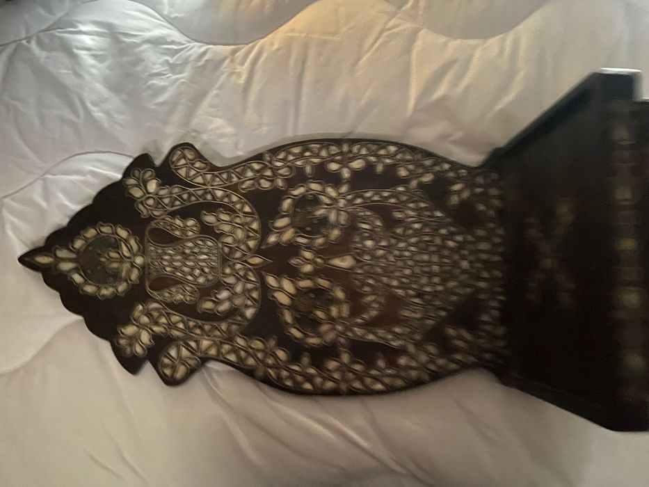 Escaparate com embutidos em madrepérola.