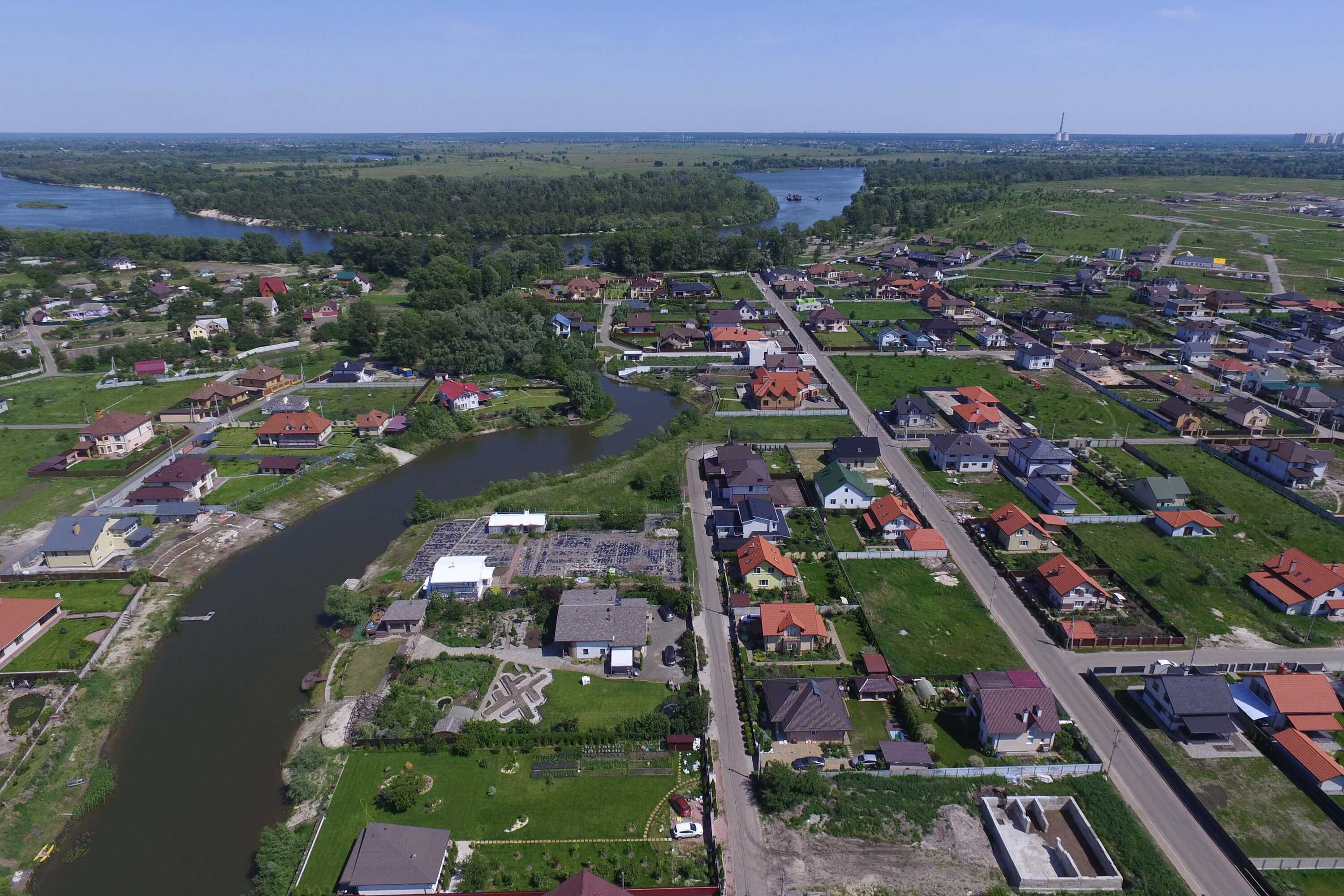 Продам одноповерховий будинок 240 м2 в КМ Міжріччя на березі озера.