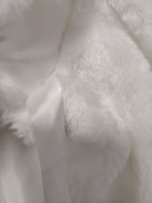 Biała peleryna na ślub, wesele