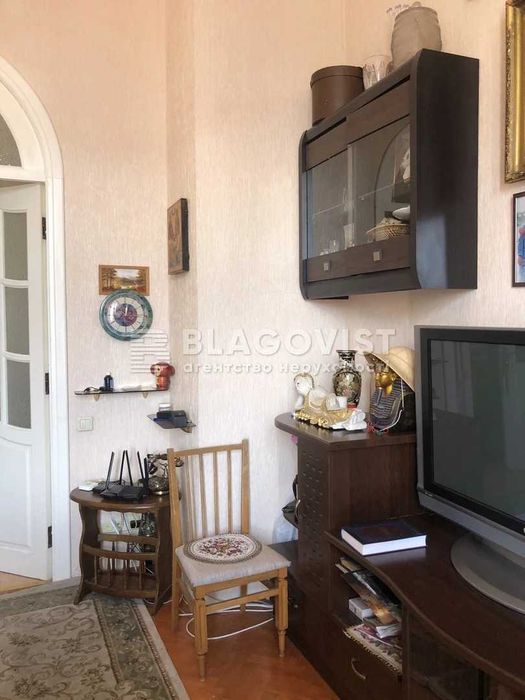 Продаж чудової 2к кв Центр Києва дореволюційний будинок Костельна 7