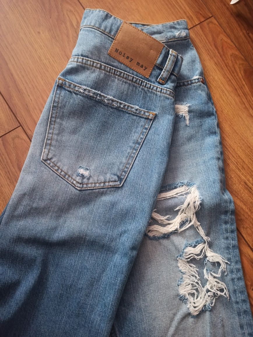 Spodnie z dziurami rozdarciami noisy may mom jeans