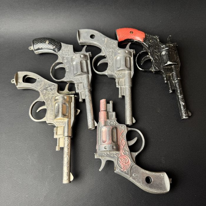 Вінтажні іграшкові алюмінієві револьвери СССР