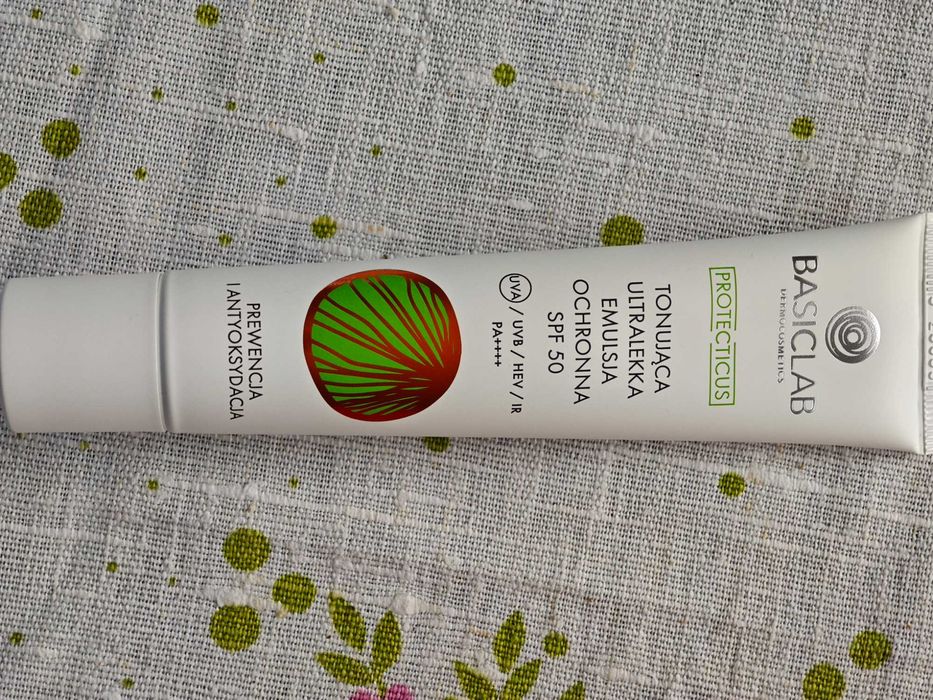 Tonująca ultralekka emulsja ochronna SPF 50