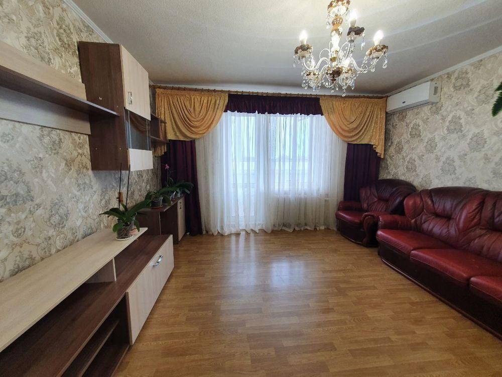Продається трьохкімнатна квартира в районі Південно-Захід.