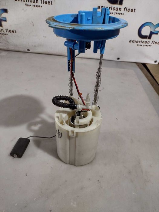 Volkswagen Tiguan 09-17 Топливный насос бензонасос левый / Тигуан