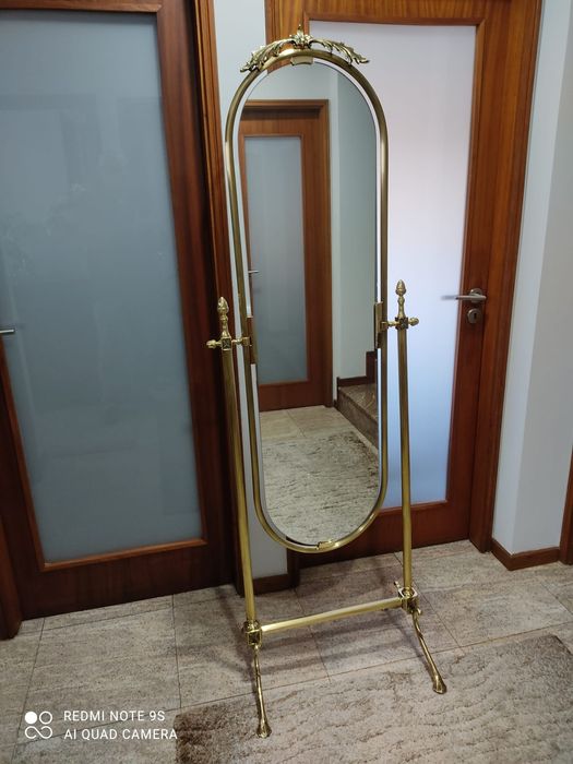 Espelho de pé em metal, basculante