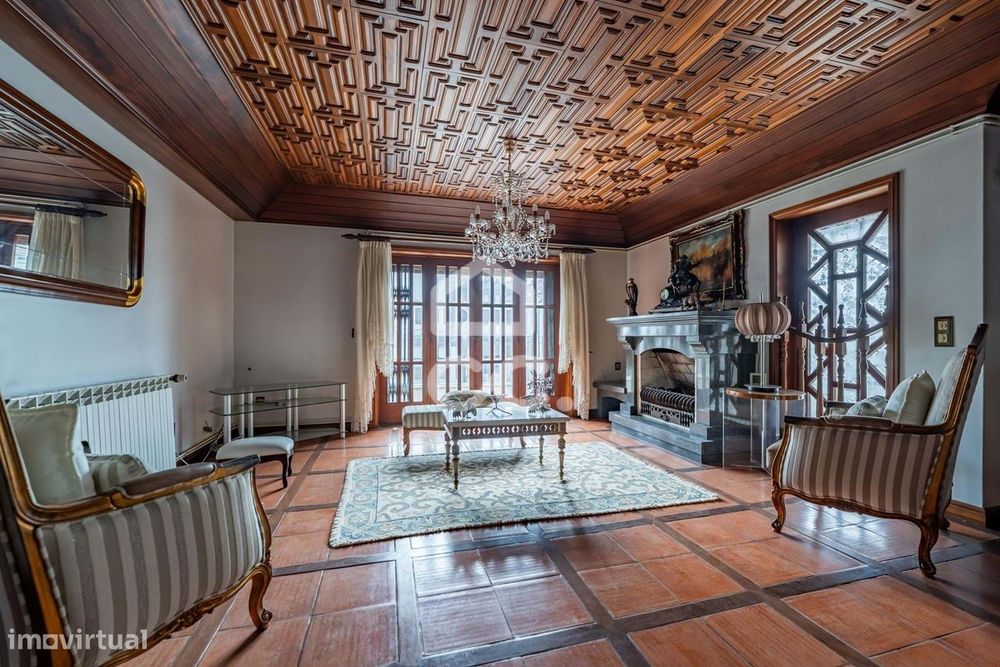 Moradia T4 de traça clássica com jardim e garagem – Ermesinde