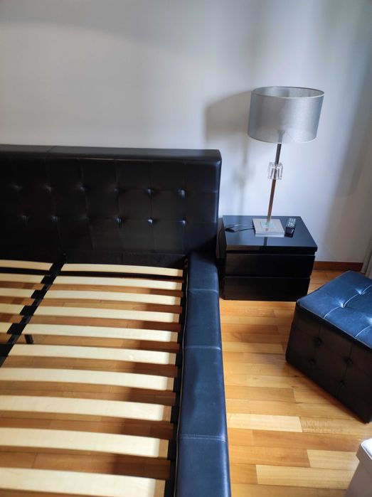 Mobília cama e mesinhas