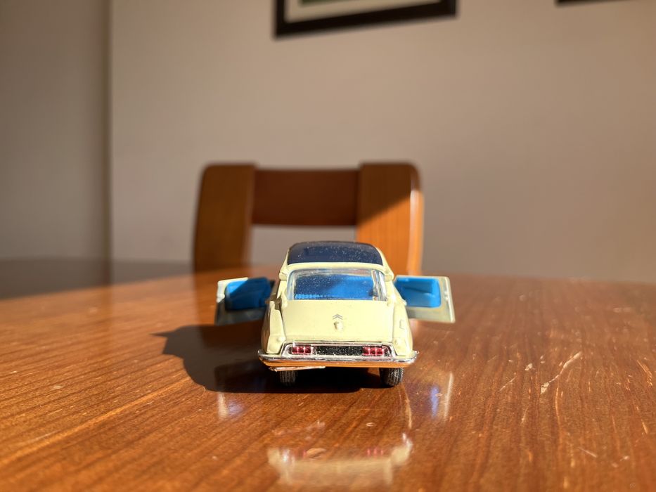 Carro de coleção Citroen DS 19 1/32