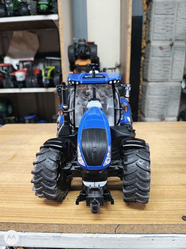 Bruder traktor New Holland