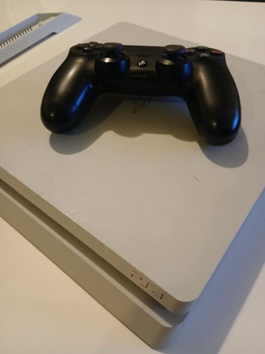 Playstation 4 slim branca