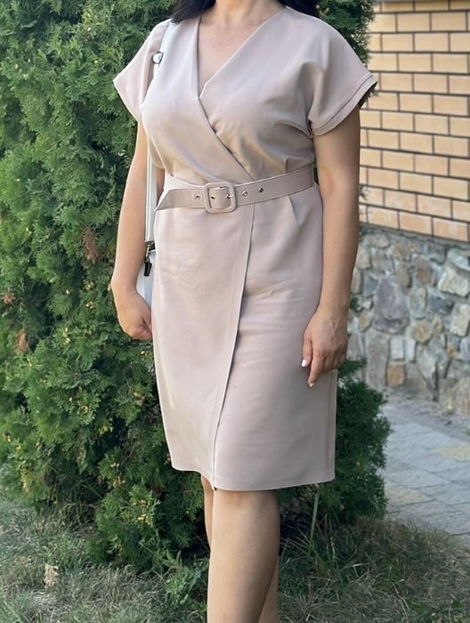 Жіноча сукня кольору беж