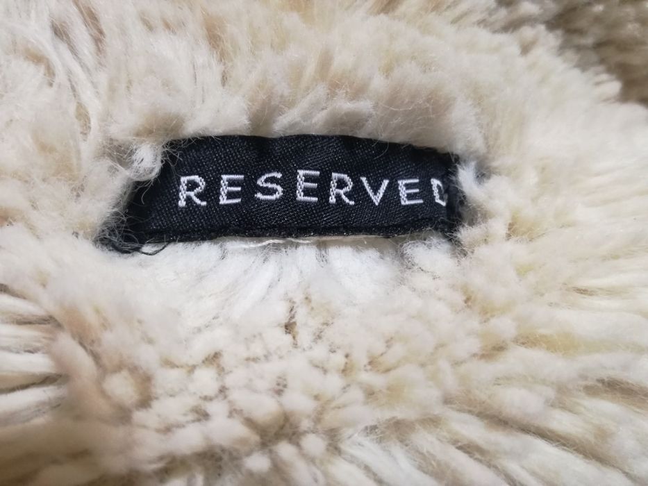 Reserved - beżowy komin damski z sztucznego futerka