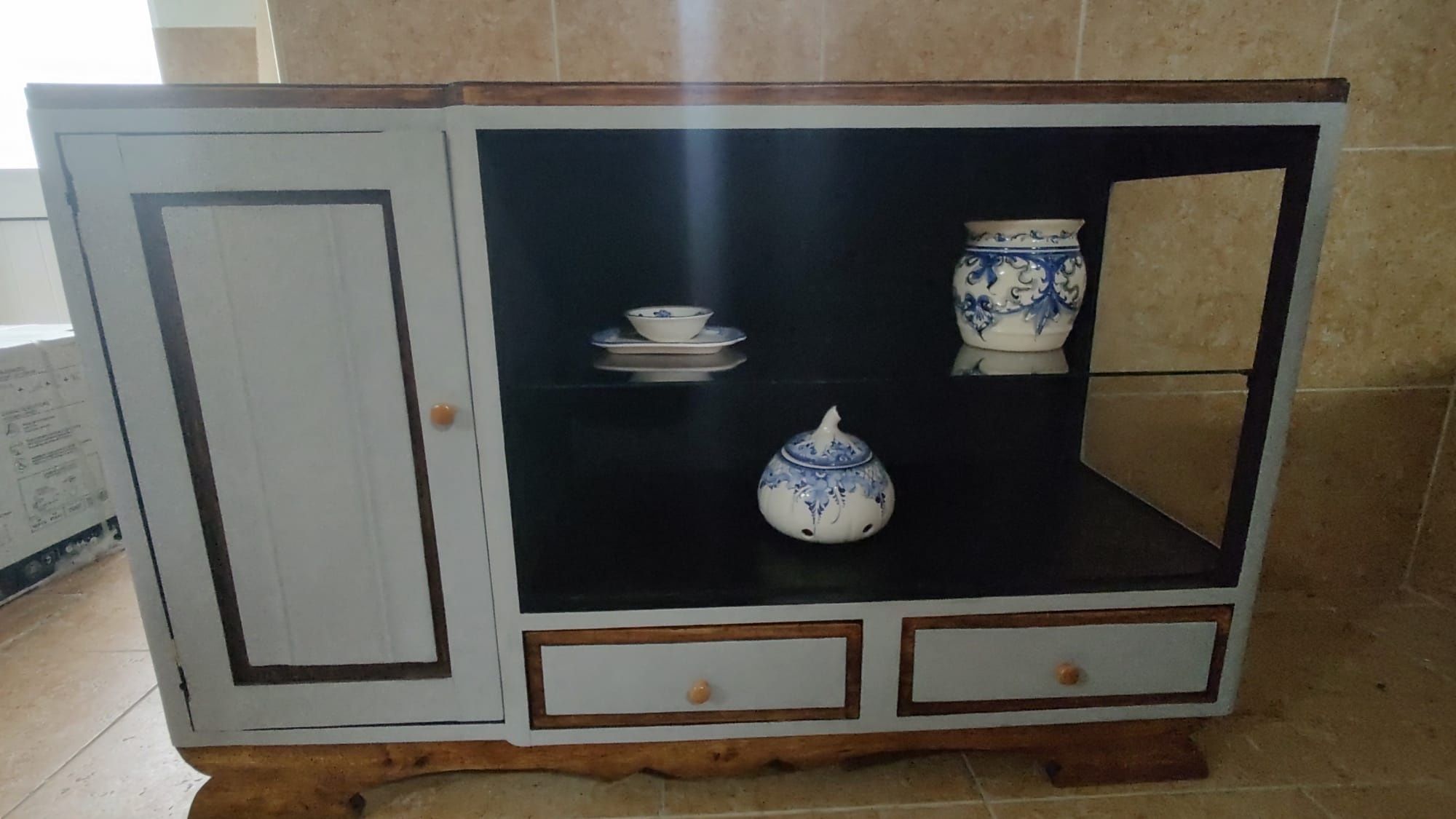 Móvel com vitrine renovado