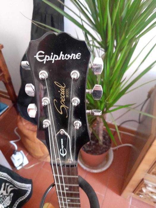 Vendo guitarra eléctrica quase nova!/÷/