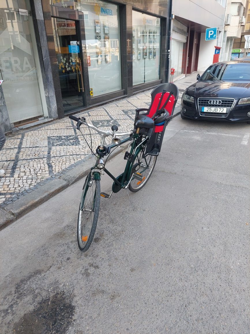 Bicicleta clássica com cadeirinha de criança