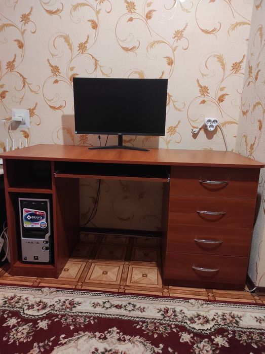 Комп’ютерний стіл