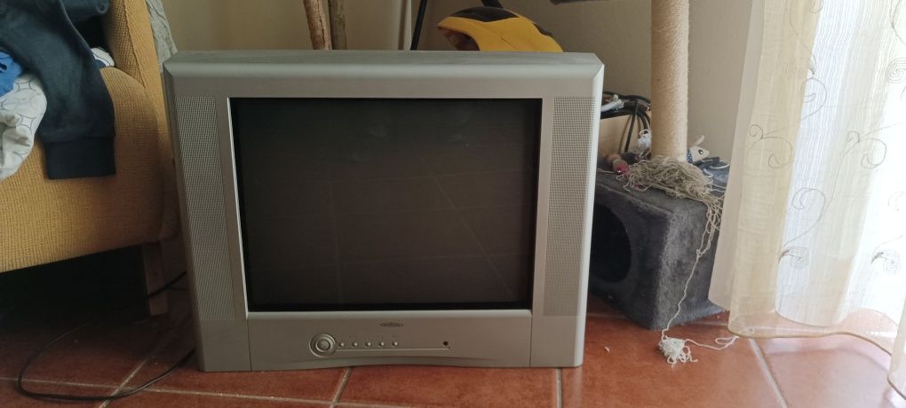Vendo TV antiga para desocupar