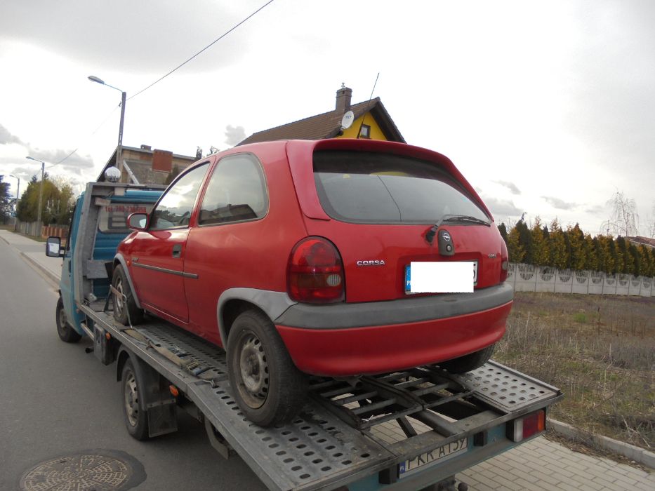Opel Corsa B czerwona, 1.4 benzyna przeznaczona na części