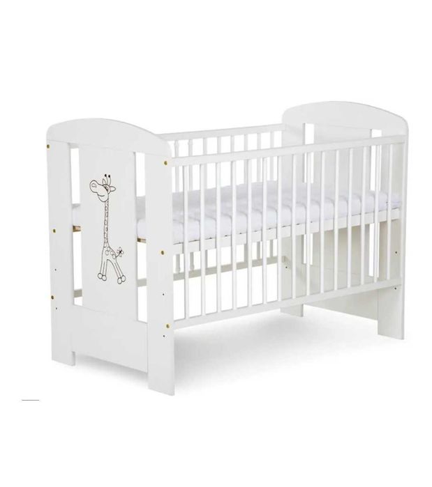 Łóżeczko dziecięce z żyrafą.