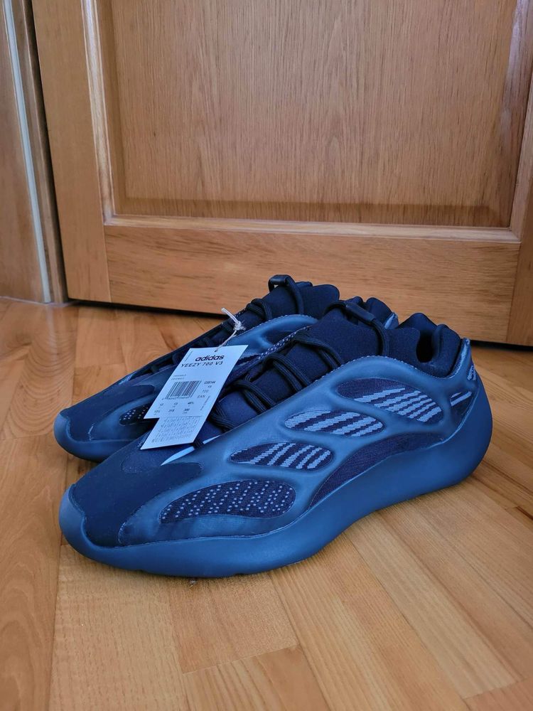YEEZY boost 700 V2 DARK GLOW