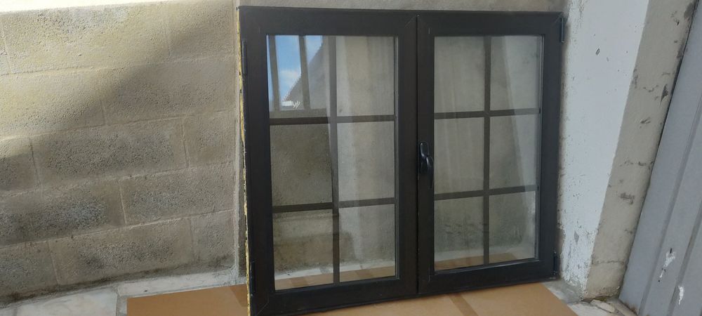 Janela oscilobatente em alumínio, com vidro duplo.