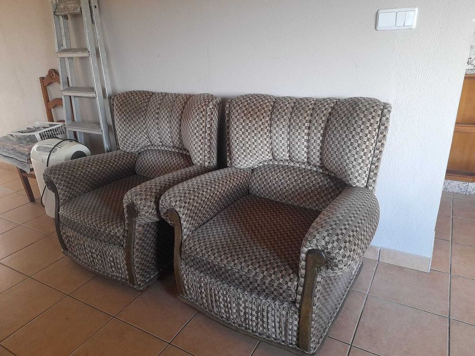 Duas poltronas em bom  estado.