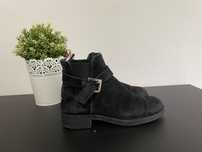Botas pretas pelo tornozelo