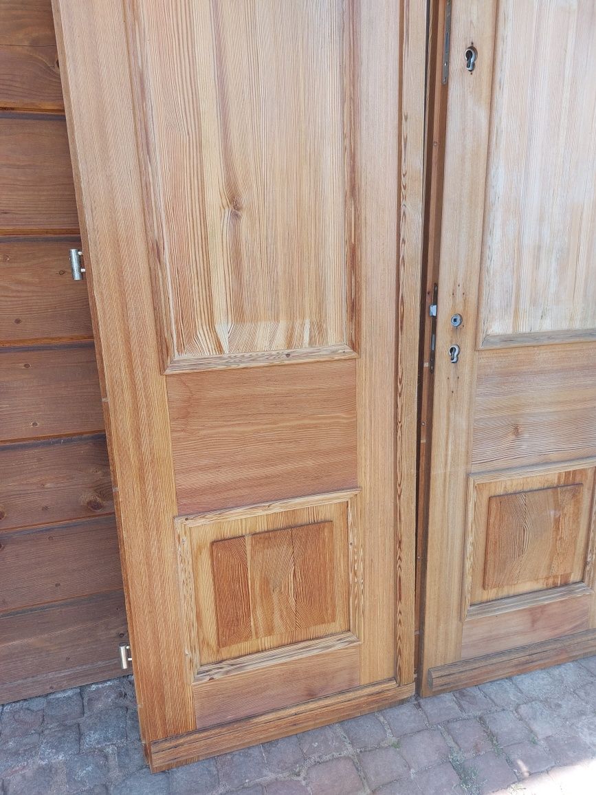 Piękne solidne drzwi zewnętrzne z modrzewia