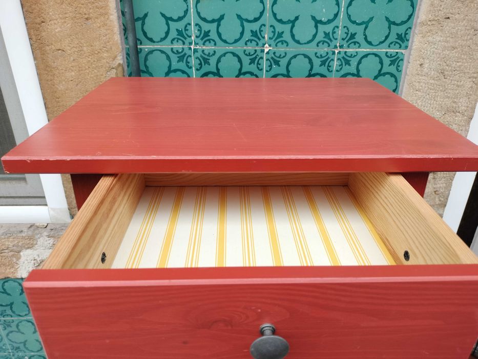 Duas mesas de cabeceira IKEA Hemnes encarnadas
