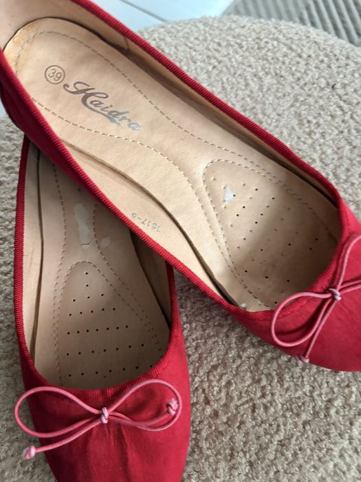 Balerinki z miękką wyściółką wewnątrz.