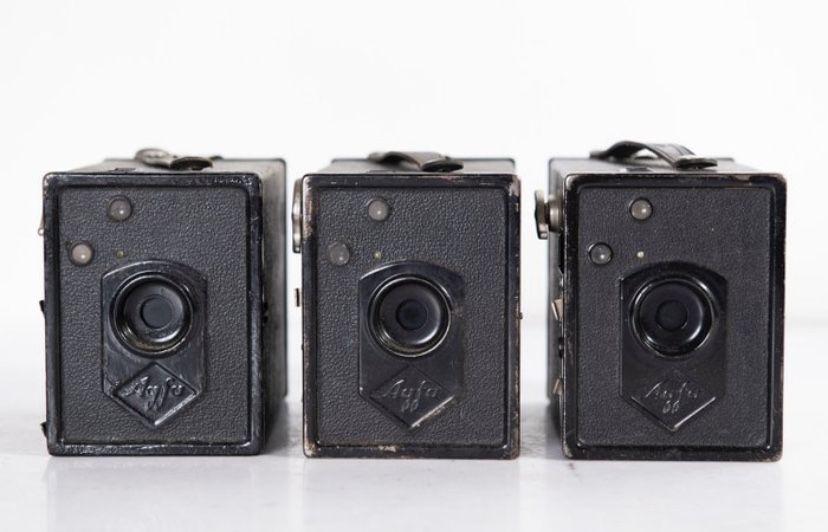 Máquinas fotográficas antigas de várias marcas
