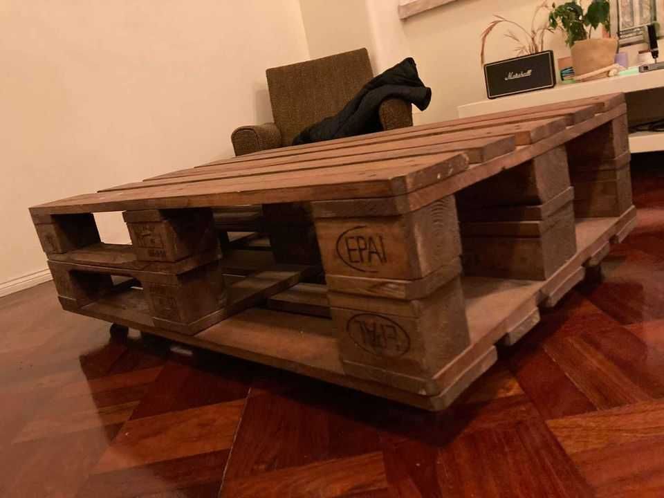 Mesa hecha de madera, fuerte y moderna