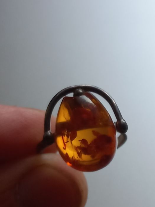Srebrny pierścionek z bursztynem,  sygnowany srebro próby 0.925