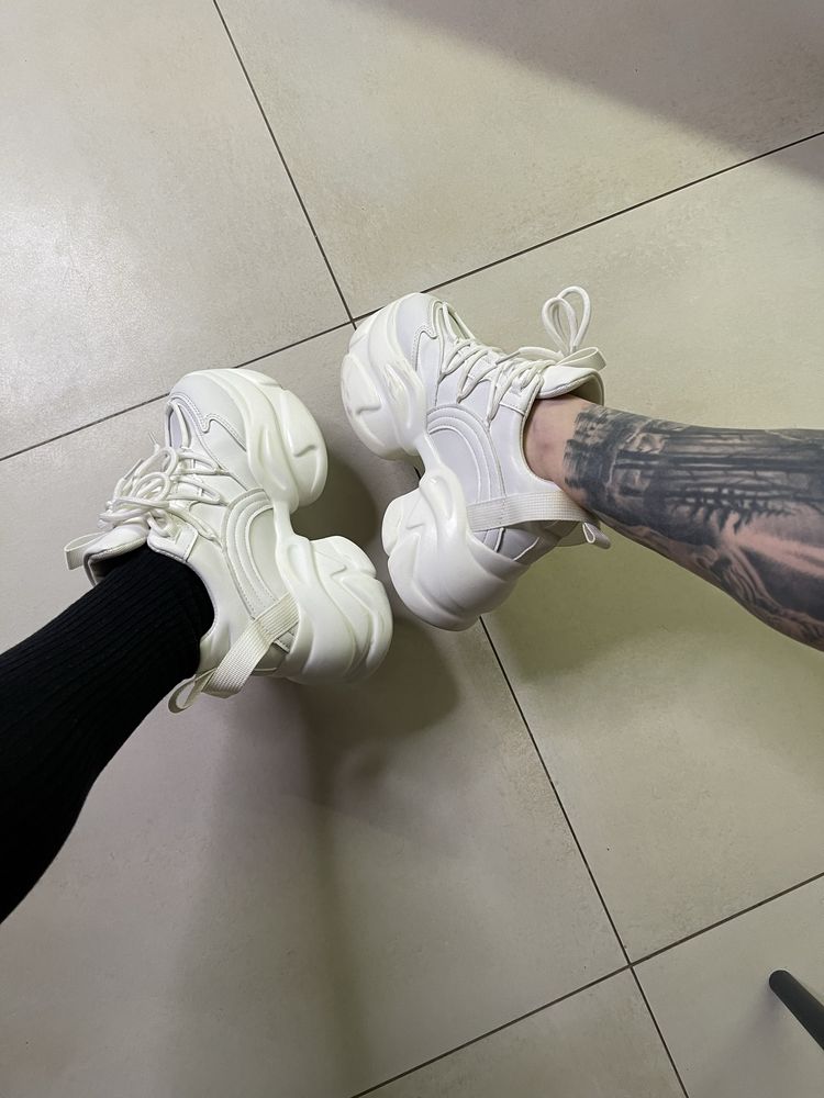 Женские белые кроссовки на платформе