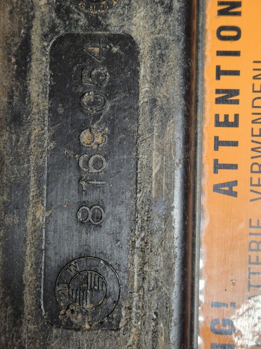 BMW E36 Cabrio Podstawa Tłumik Drgań Akumulatora w Bagażniku 8.169054