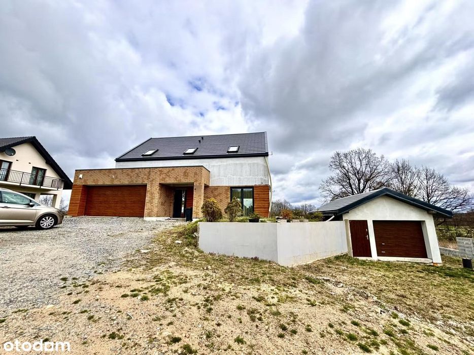 Przestronny dom wolnostojący w Wierzbnej!