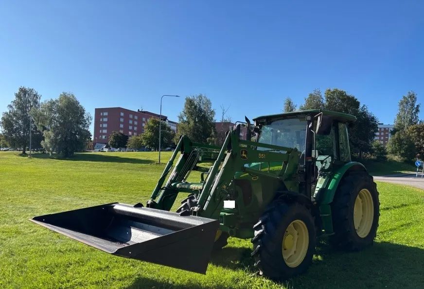 John Deere 5820 , rok 2005 , + TUR ideal stan  John Deere 5820 , rok 2005 , ideal stan