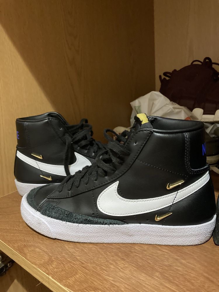 Nike blazer com simbolo em metal dourado