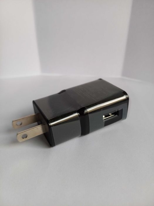 Carregador USB para aparelhos portáteis (Portes PAGOS)