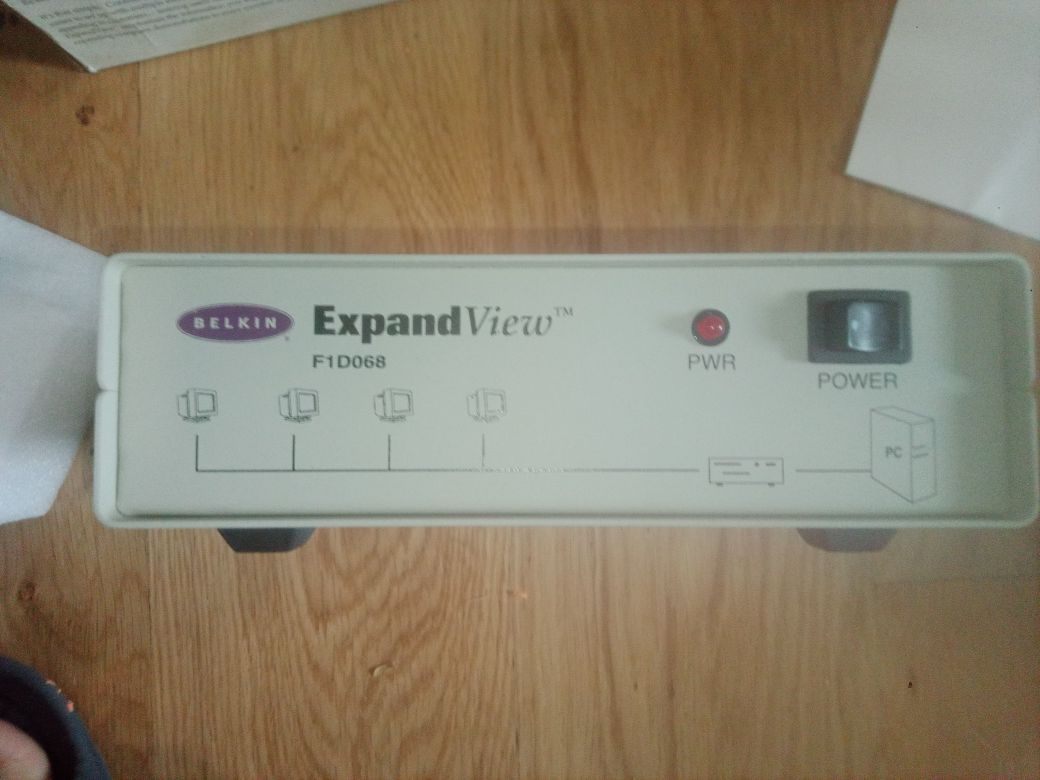 Rozdzielacz obrazu na 4 monitory D-sub ,VGA splitter Belkin - NOWY !
