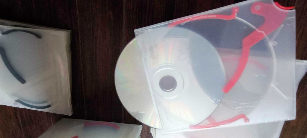 Puste pudelka cd/dvd z mechanizmem wysuwu nowe